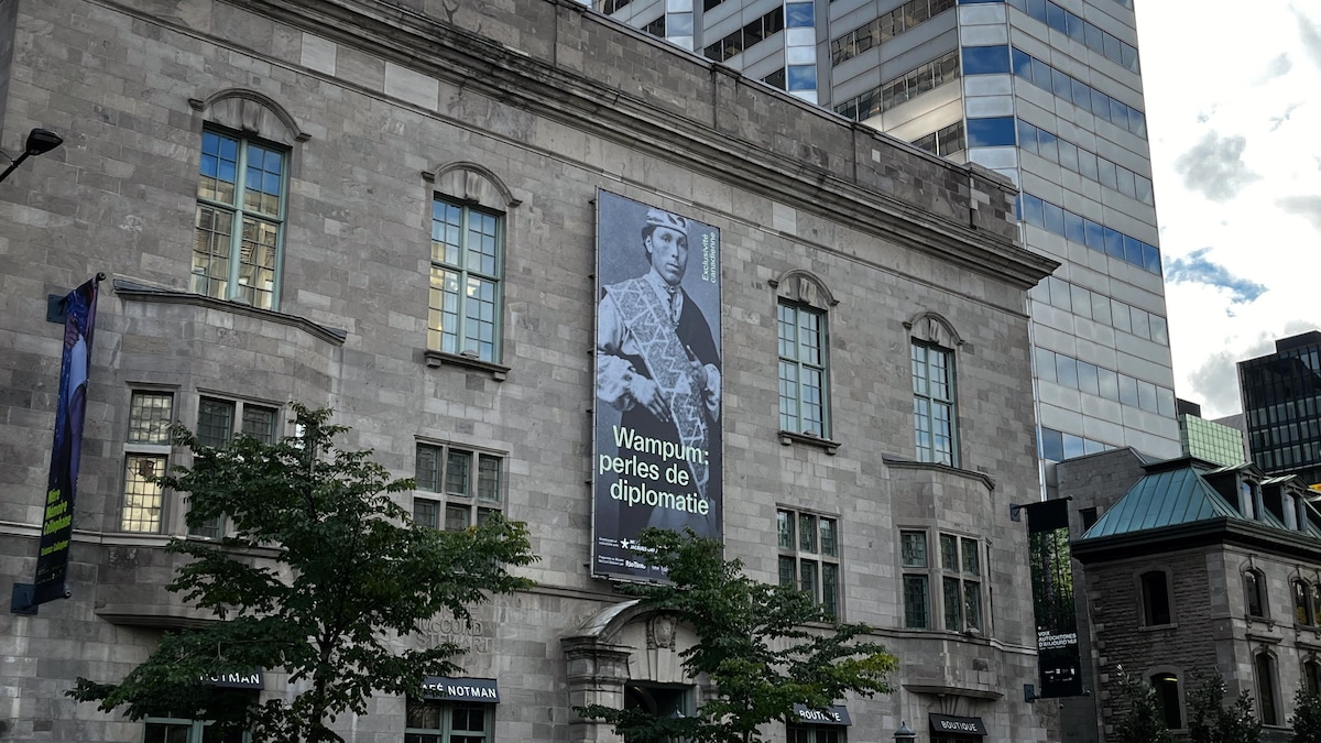 L'affiche de l'exposition sur la façade du Musée McCord Stewart.