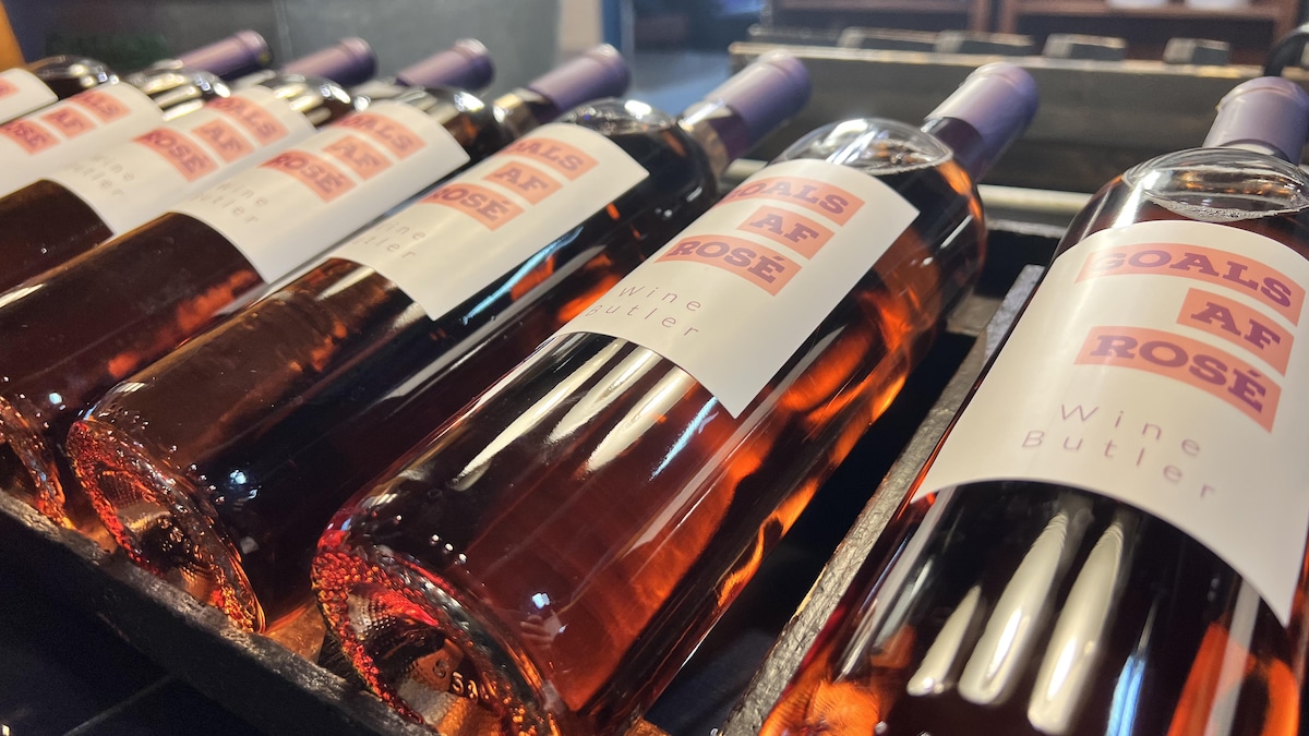 Des bouteilles de vin rosé fabriqué chez Wine Butler