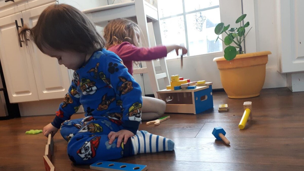 Des enfants jouent sur le plancher.