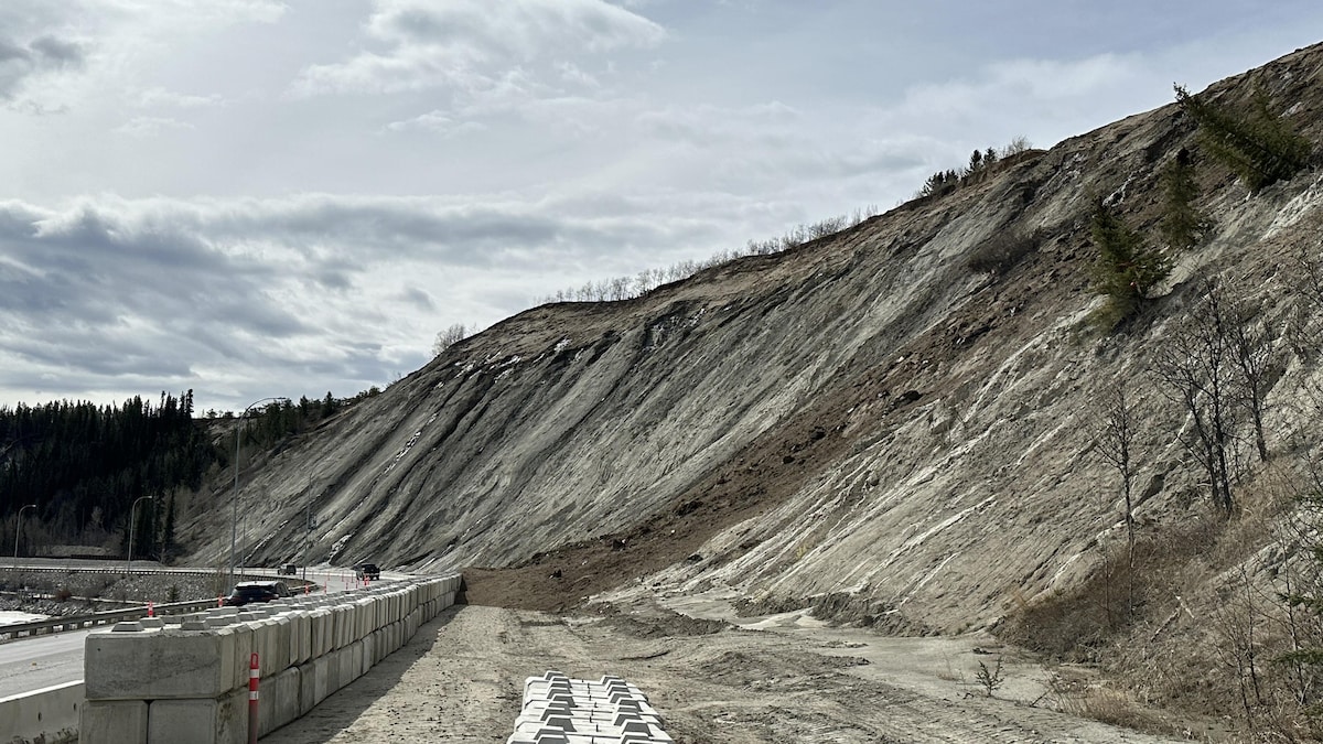 Étendue de terre et de roches sur un mur de béton à côté d'une route, le samedi 4 mai 2024.