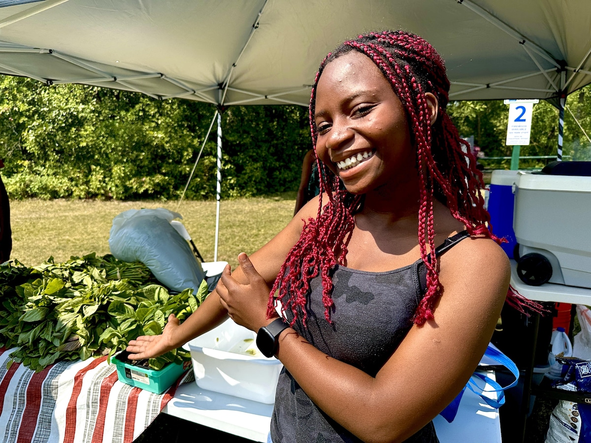 Jasmine Bakut montre des plantes.