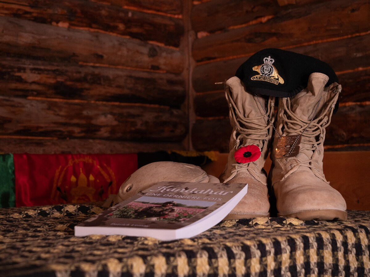 Le livre de Patrick Lemay posé à côté d'une paire de bottes militaires sur un banc.