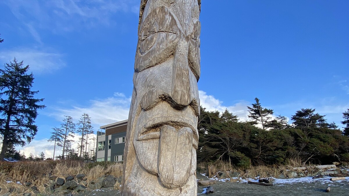 Un totem érigé sur une plage.