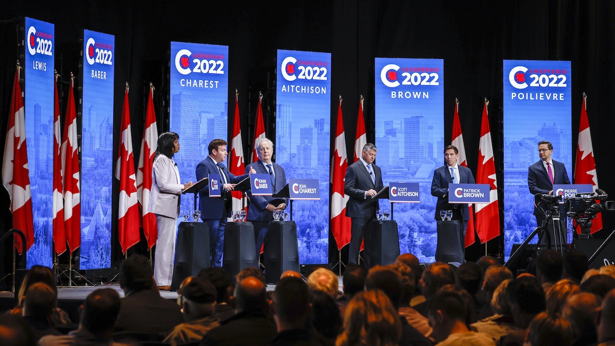Les candidats à la direction du Parti conservateur du Canada pendant le débat en anglais à Edmonton, en Alberta, le mercredi 11 mai 2022. De gauche à droite : Leslyn Lewis, Roman Baber, Jean Charest, Scott Aitchison, Patrick Brown et Pierre Poilievre. 