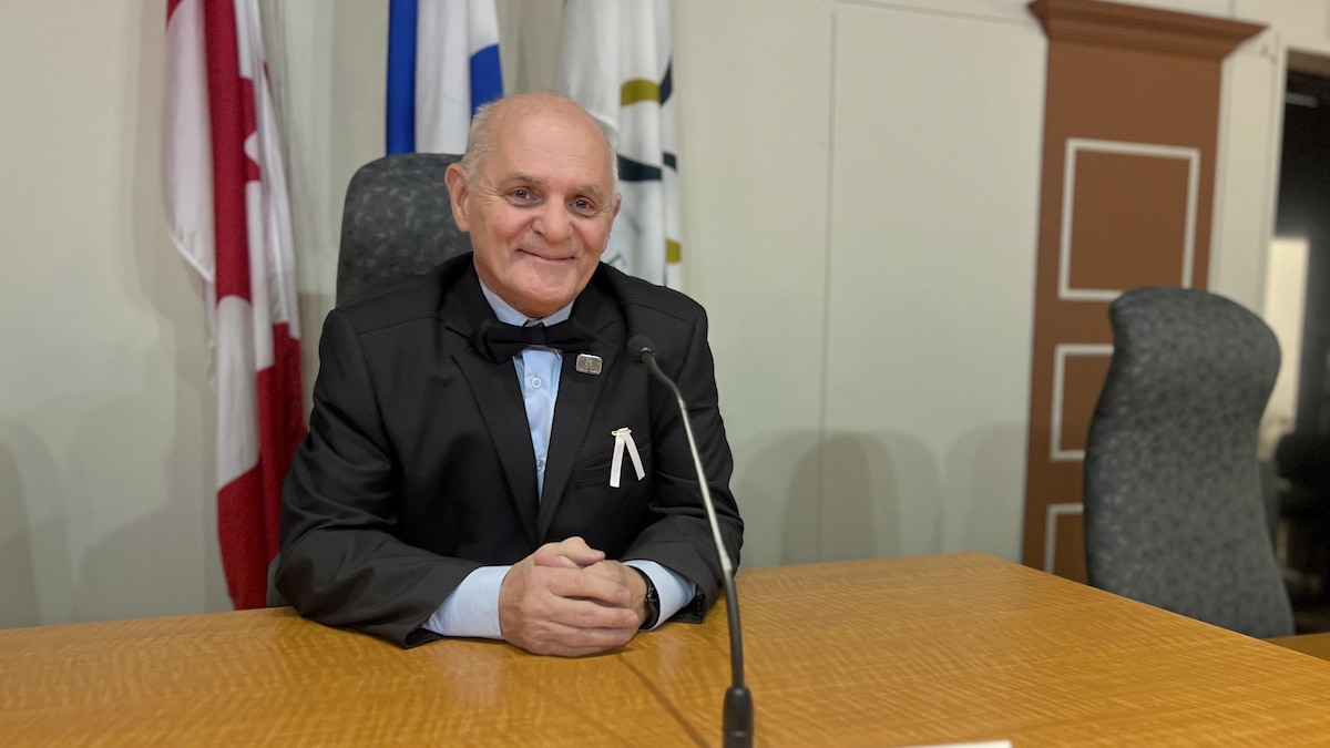 Le maire Denis Miousse siège lors du conseil municipal.