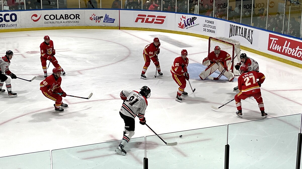 Des joueurs de hockey s'affrontent sur la glace.