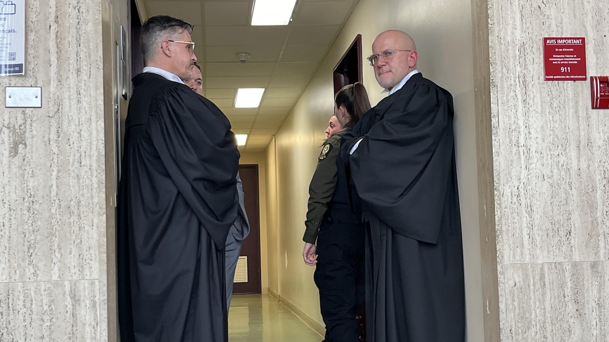Des avocats dans un couloir.