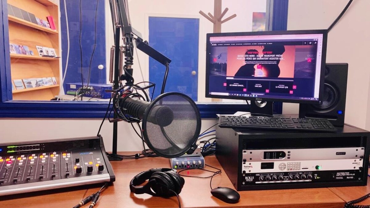 Un microphone et un ordinateur dans un studio de radio.
