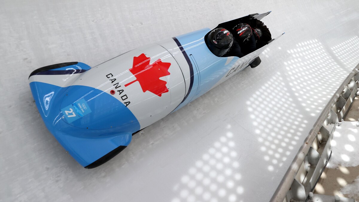 L’équipe canadienne descend à vive allure dans son bobsleigh.