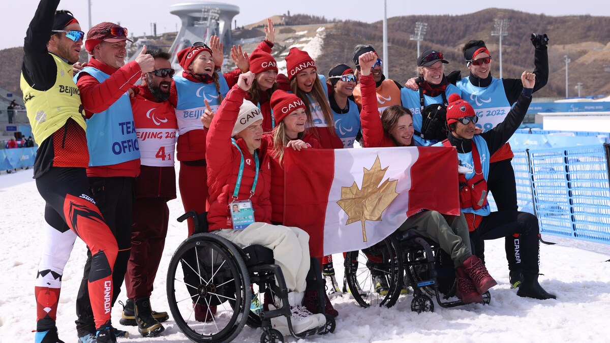 L'équipe canadienne de paraski de fond célèbre sa médaille de bronze remportée au relais mixte 4 x 2,5 km à Pékin.