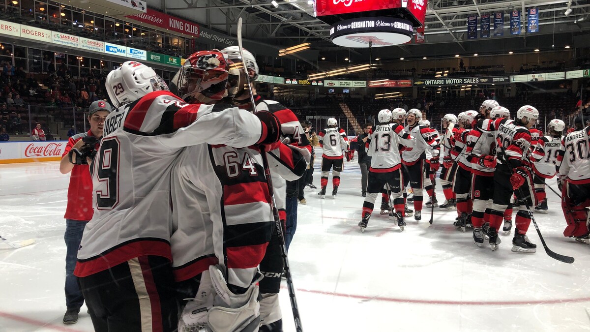 Des joueurs se sautent dans les bras après une victoire