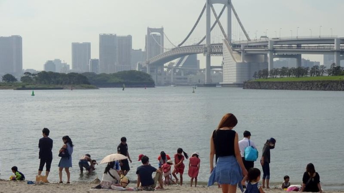 Le public peut profiter de la plage du Parc aquatique Odaiba au coeur de Tokyo pendant quelques jours durant l'été. 