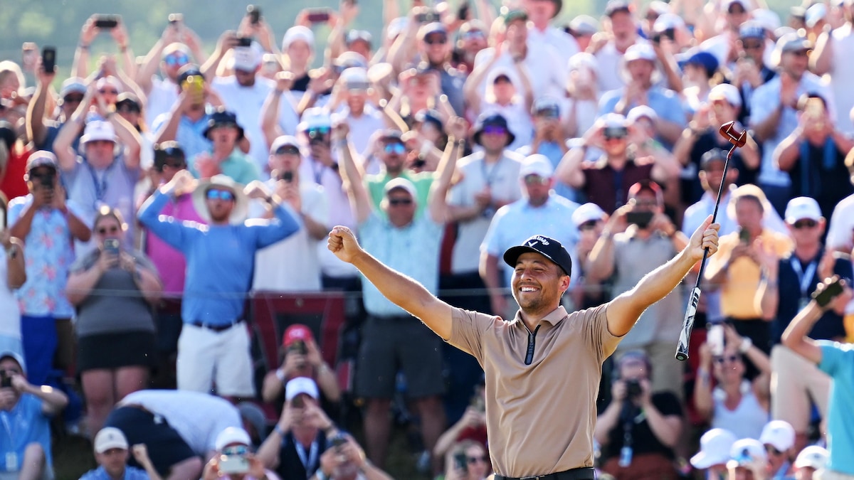 Un golfeur lève les bras.