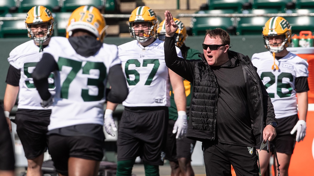 L'entraîneur-chef Chris Jones et des joueurs lors d'un entraînement des Elks le 14 mai 2023. 
