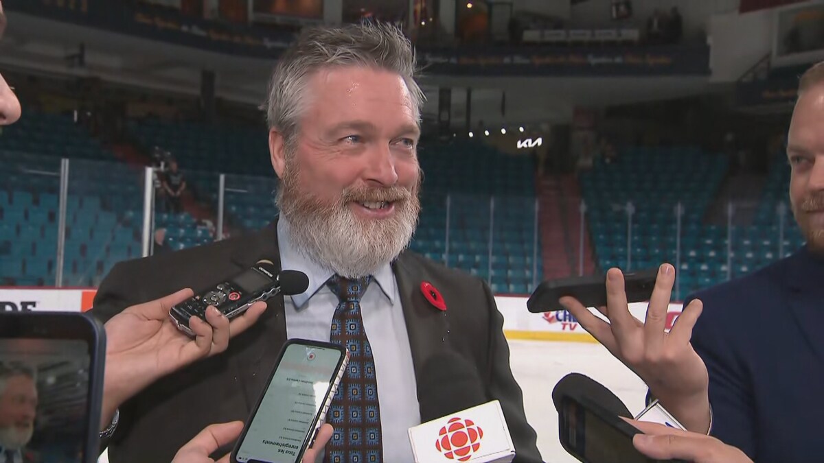 Patrick Roy répond aux questions des journalistes.