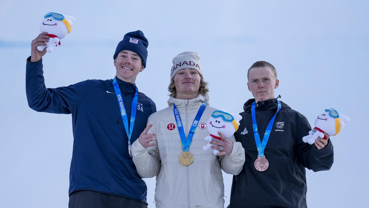 Les médaillés d'argent, Oliver Martin, d'or Eli Bouchard et de bronze, Campbell Melville Ives, sur le podium, leur médaille au cou.