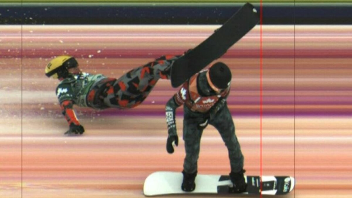 La photo-témoin montre Éliot Grondin, en bas, franchissant la ligne d'arrivée le premier, tout juste devant son adversaire, qui chute. 