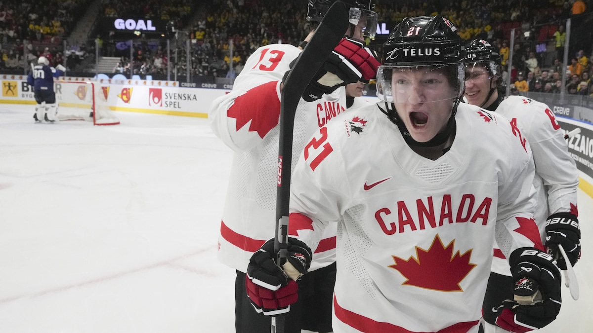 Owen Allard (21) célèbre avec ses coéquipiers son but marqué lors de la rencontre entre le Canada et la Finlande au championnat mondial de hockey junior, mardi, en Suède.