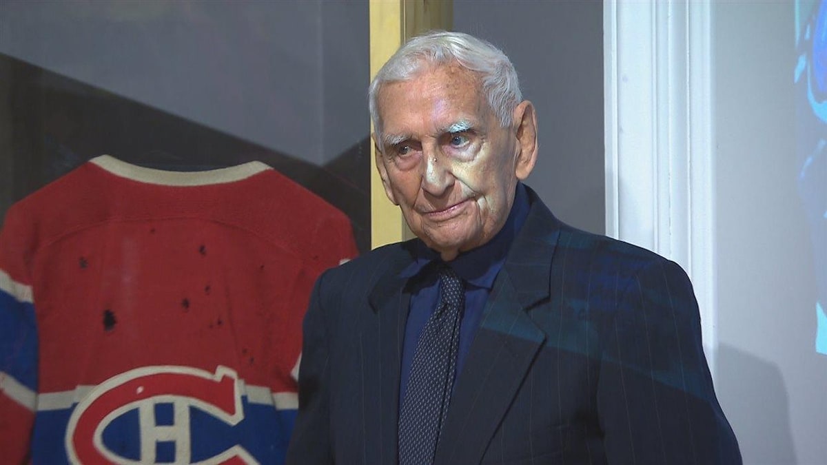 L'ex-joueur de hockey des Canadiens de Montréal, Gerry Plamondon, avec un chandail des Canadiens en arrière-plan