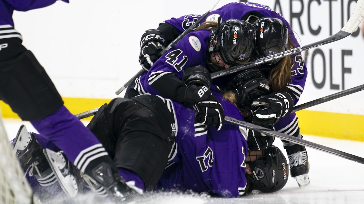 Des hockeyeuses sont couchées sur la patinoire et jubilent.
