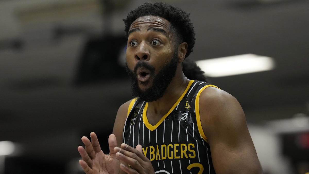 Un joueur des Honey Badgers réagit à un appel d'un arbitre lors d'un match de basketball.