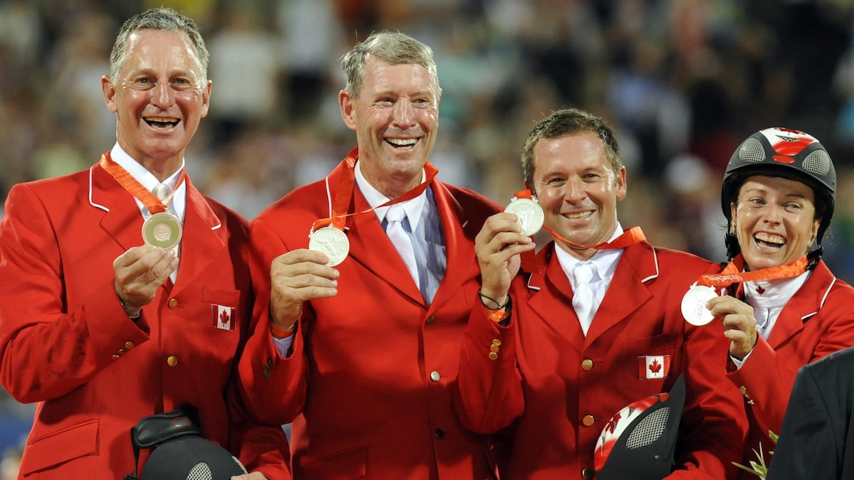 Mac Cone, Ian Millar, Éric Lamaze et Jill Henselwood, sur le podium avec leur médaille d'argent du concours de saut d'obstacles par équipe aux Jeux olympiques de Pékin.
