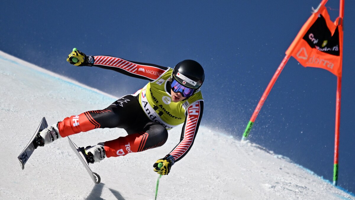 Un skieur dévale une pente.