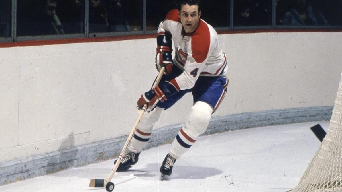 Il patine derrière un filet dans l'uniforme du Canadien de Montréal.