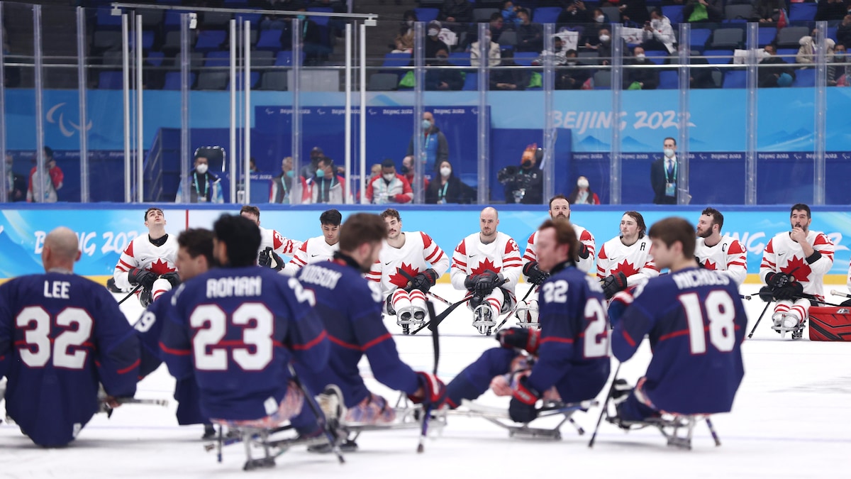 Des Américains célèbrent leur victoire, devant des joueurs canadiens déçus.