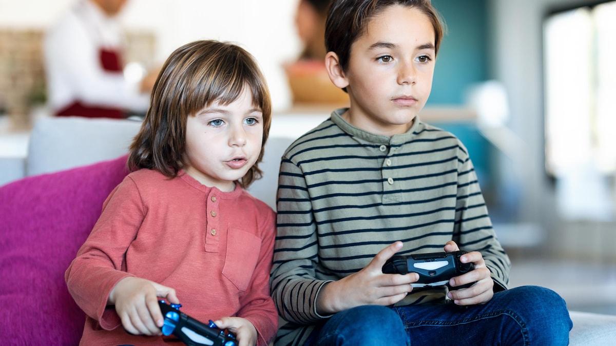 Deux enfants jouent aux jeux vidéos