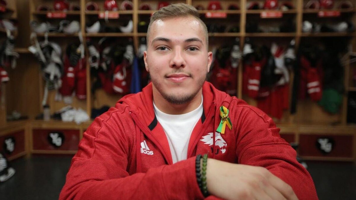 Kaleb Dahlgren pose dans le vestiaire de l'équipe de hockey de l'Université York.