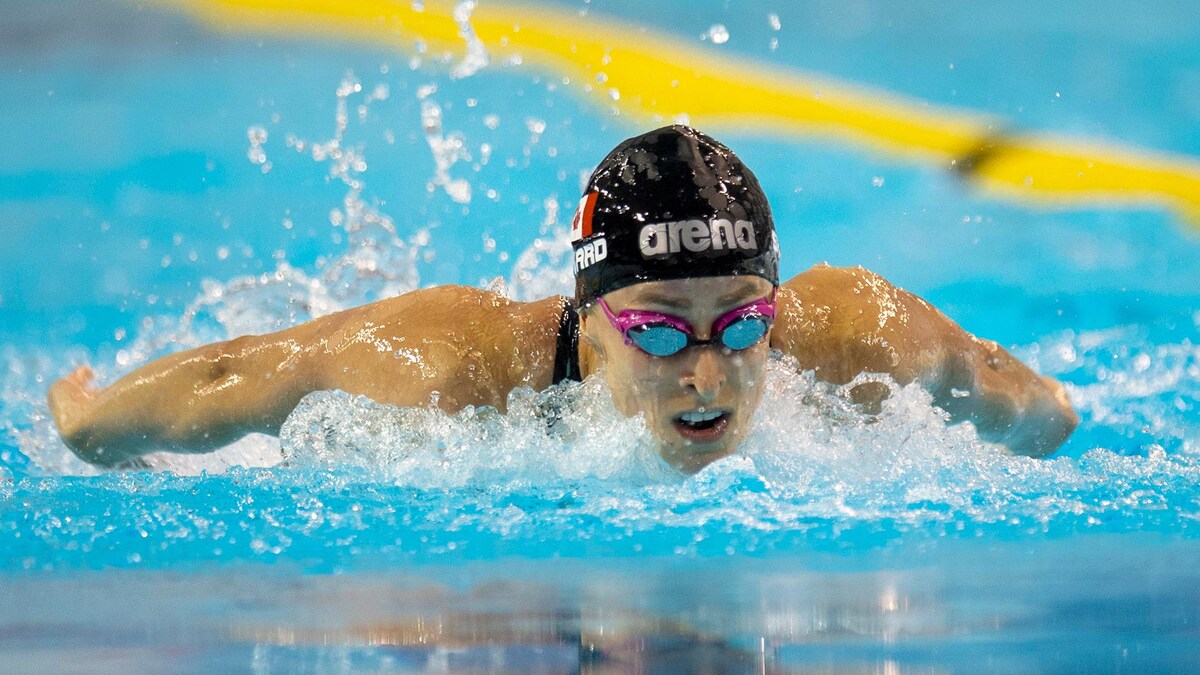 Une nageuse prend une respiration pendant sa course.