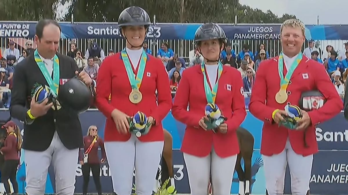 Deux hommes et deux femmes sont sur le podium avec leur médaille d'or au cou.