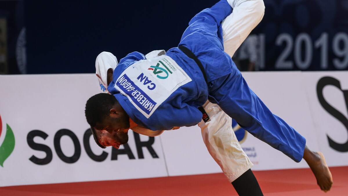 Deux judokas se battent sur un tatami.