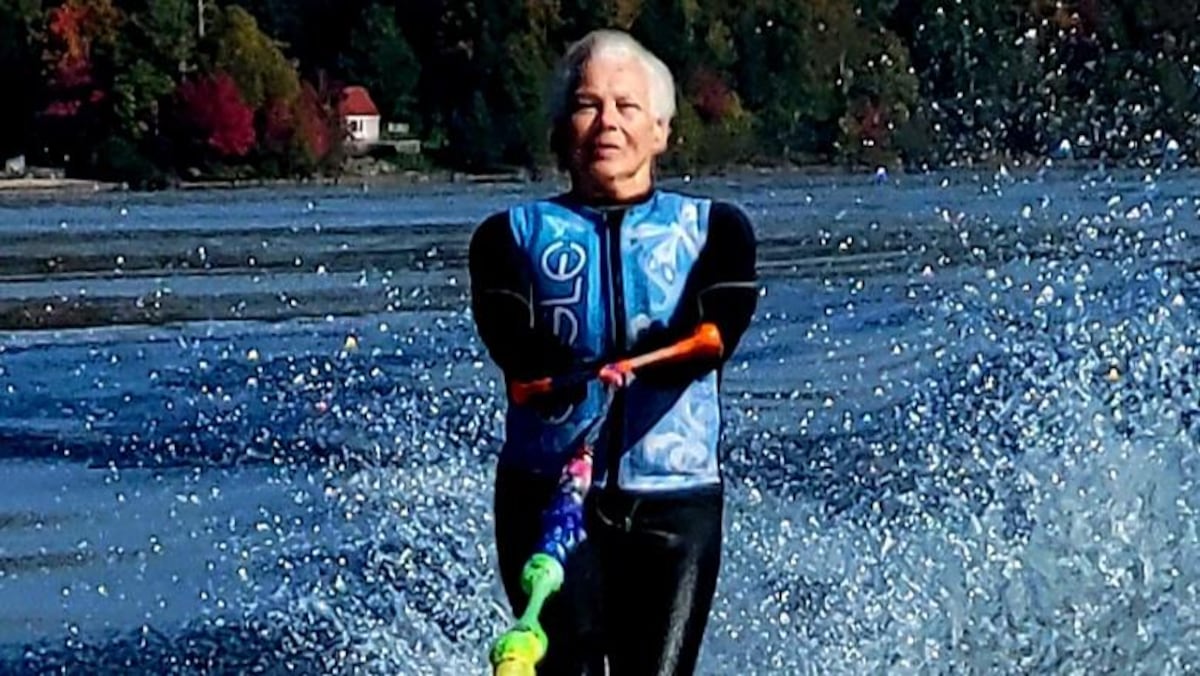 Madeleine Sévigny-Lanthier pratique le ski nautique à 80 ans