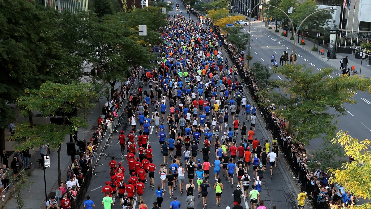 Des coureurs dans les rues de Montréal.