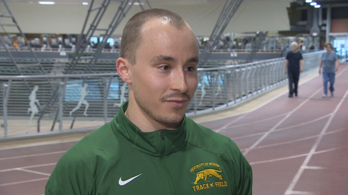 Marc Turmel en entrevue à Radio-Canada aux abords de la piste d'athlétisme de l'Université de Regina. 