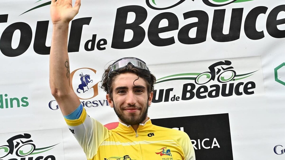 Matisse Julien salue la foule après sa victoire d'étape au Tour de Beauce.