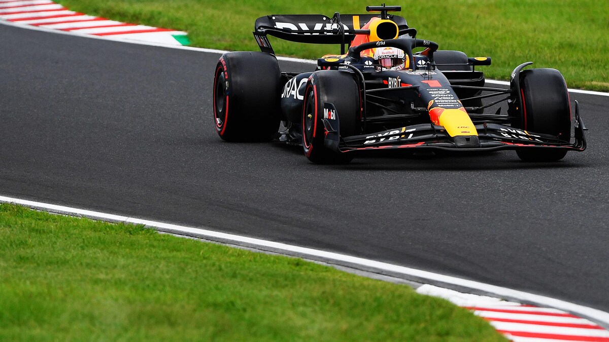 Une monoplace F1 roule sur un circuit, dans une série de victoires.