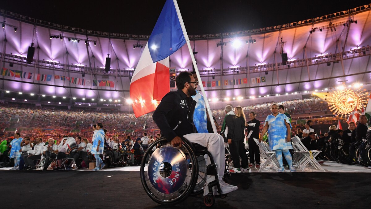 Le porte-drapeau de la France aux Jeux paralympiques de Rio, Michaël Jeremiasz, lors de la cérémonie d'ouverture. 