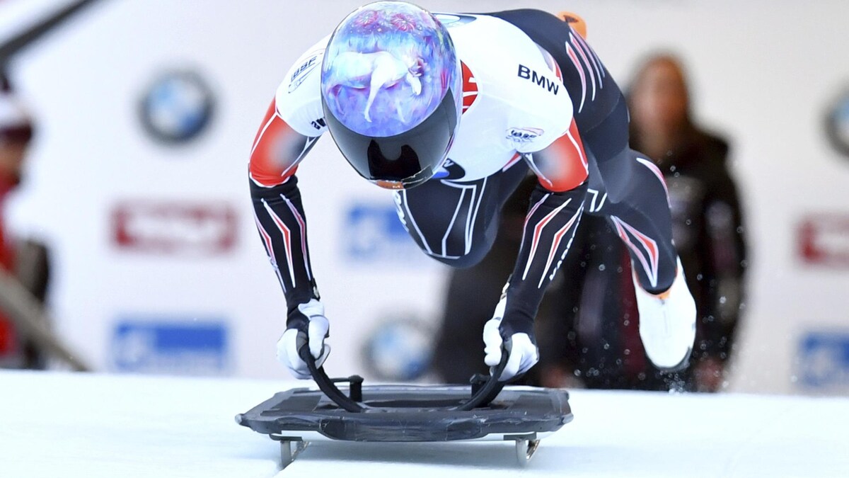 Elle s'élance sur son skeleton. 