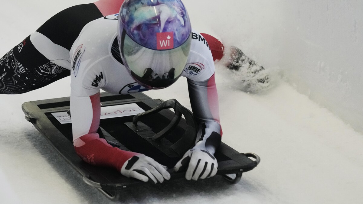 Elle s'installe sur son engin pour une descente.