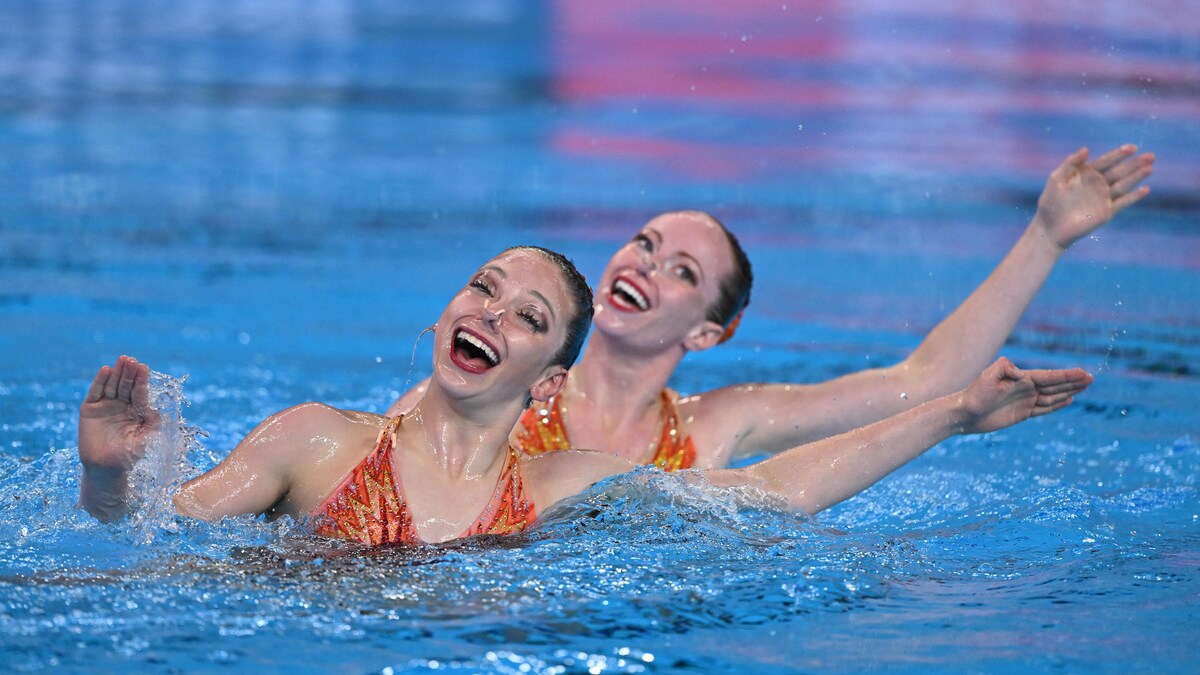 Deux nageuses en action dans la piscine.