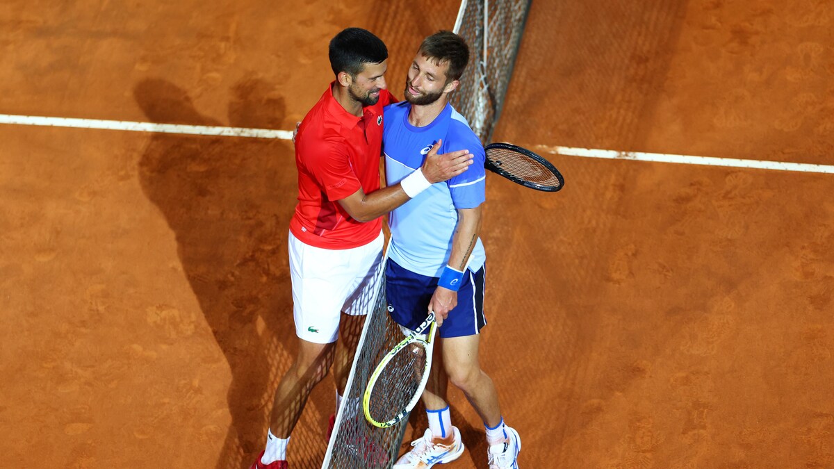 Deux joueurs de tennis se font l'accolade après un match