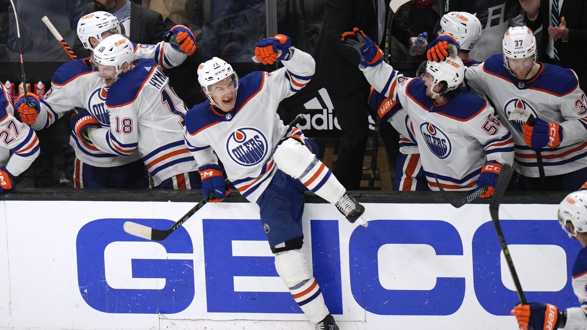 Les joueurs des Oilers sautent sur la glace après une victoire le 29 avril 2023.