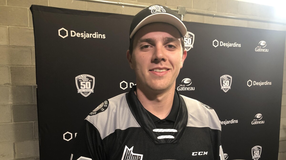 Olivier Nadeau pose pour la caméra dans ses nouvelles couleurs.