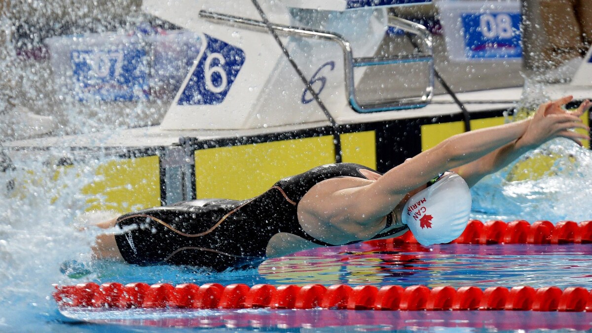 Elle prend le départ dans la piscine.