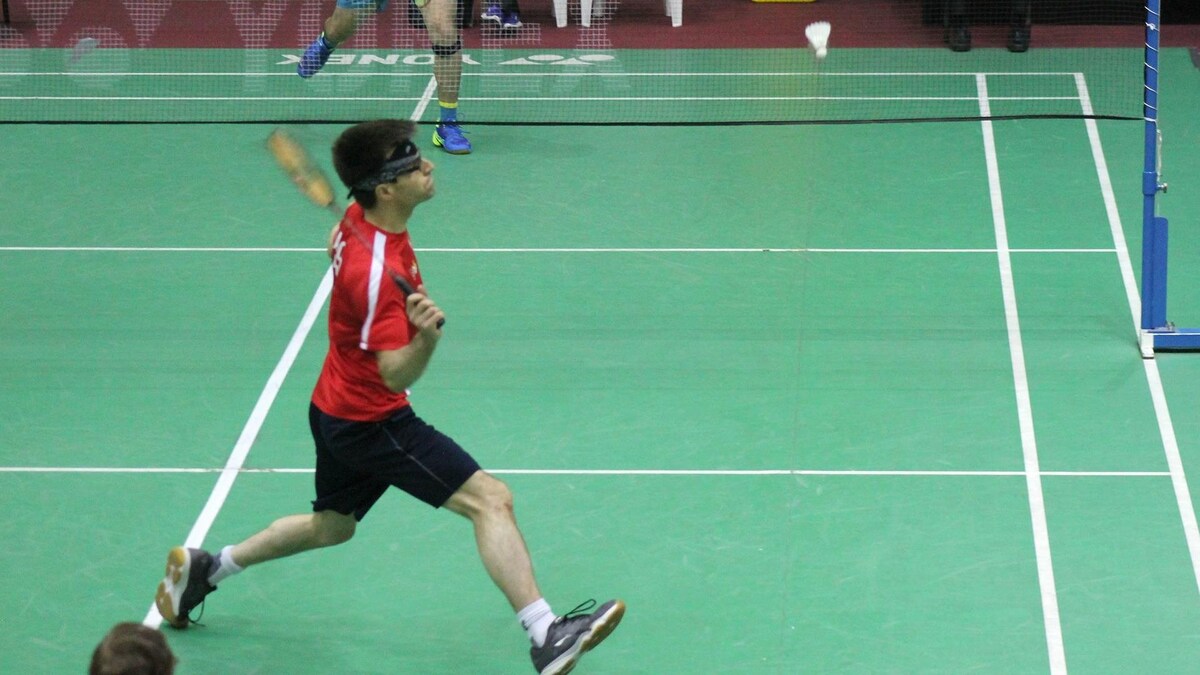 Le joueur de badminton Pascal Lapointe en action