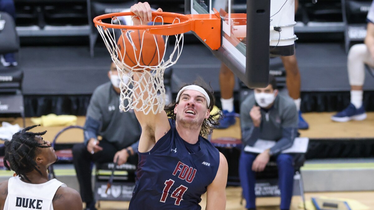 Pier-Olivier Racine effectue un dunk.