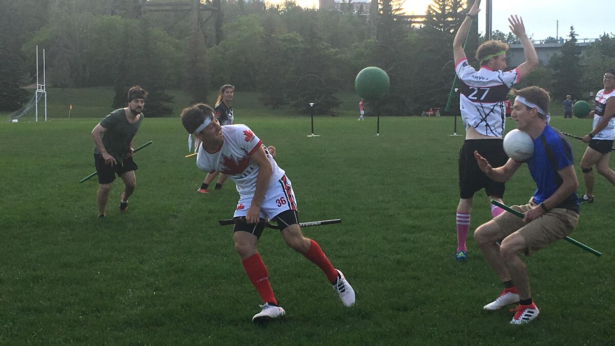 Des joueurs des Aurors d'Edmonton s'affrontent lors d'un match intra-équipe. 